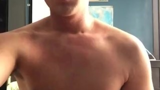 Orgasmo masculino con una gran carga de esperma. Hombre heterosexual con una vergota peluda.