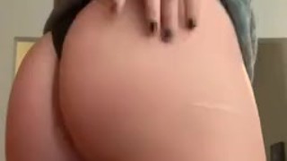 Sexy Milf spanks ass 