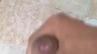 Joven con verga gruesa se la jala en su baño