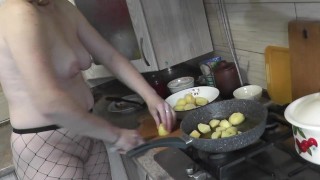 Домашний нудизм. В колготках без трусов голая мамочка на кухне готовит. Подстриженная писька. Сиськи