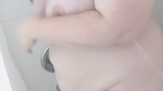 Peep on BBW in the Shower