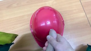 Кончил на каску коллеге 