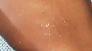 Preta favelada tomando banho e lavando a buceta