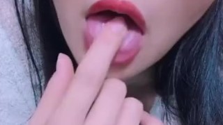 欲求不満な人妻の指しゃぶり