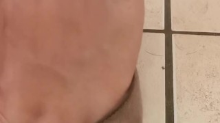 Mon voisin fétichiste s'est vidé sur mes talons