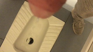 Парень писает в общественном туалете