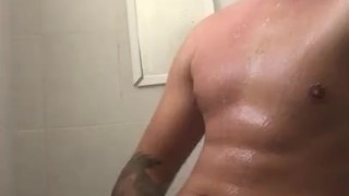 Chico malo ejacula en la ducha. Hombre solitario juega con su vergota.