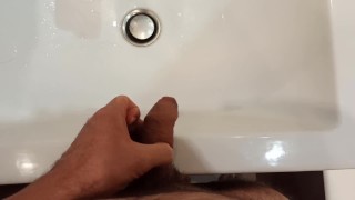 Ссу в ванной, дрочу и представляю как ебу тебя...