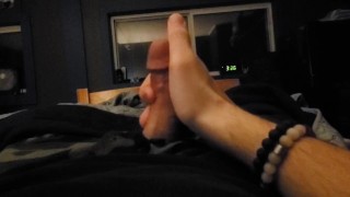 Amateur cums all over himself 