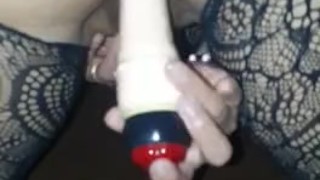 Ama de casa se masturba y se penetra con un juguete sexual el culo