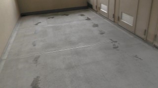 【4K】スウェットパンツで散歩しながらお漏らし放尿 Pee in sweatpants while taking a walk