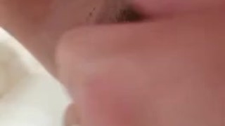 Se consuela sola en el baño teniendo el coño humedo