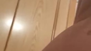Se consuela sola en el baño teniendo el coño humedo