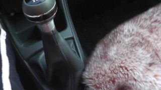 Вне дома голая женщина на улице. Водитель такси увидел голую женщину моющую окно квартиры. Публичное