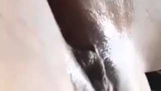 Hermosa morena latina juega sola.