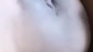 Hermosa morena latina juega sola.