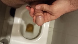 Peeing and stroking the head of my dick. Ссу и поглаживаю головку члена.