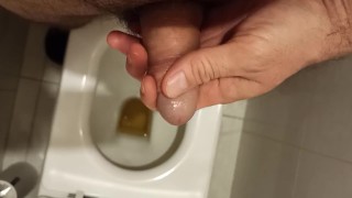 Peeing and stroking the head of my dick. Ссу и поглаживаю головку члена.