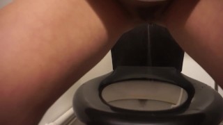 Uro fétichistes gros pipi dans les toilettes de mon voisin