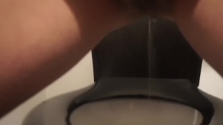 Uro fétichistes gros pipi dans les toilettes de mon voisin