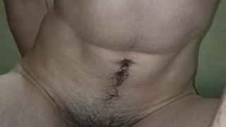 Дрочу сидя на бутылке, получаю струйный оргазм.