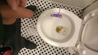 Pissing with a soft dick in my straight mates toilet
