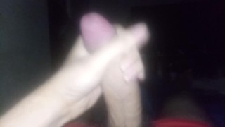 Enseño las venas de cerca y me la jalo con la izquierda