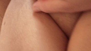Le Rompo el coño a mi Novia mientras su familia está en casa 