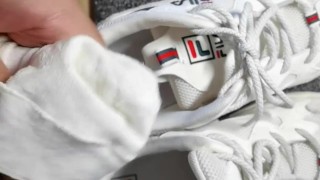 Cum on FILA shoes 射进美女的FILA运动鞋