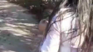 SE LA CHUPO A UN VIGILANTE DE UN VIÑEDO MIENTRAS PASEABA