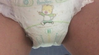 015 パンパースにたくさんおしっこ！おむつが吸収しきれません！