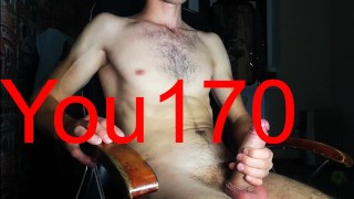 Спортивный парень дрочит член 