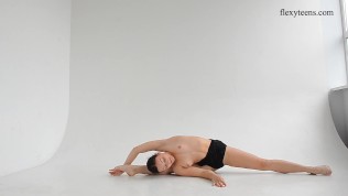 Spreading legs ballerina Dasha Lopuhova