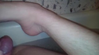 Артем сосет сам себе дрочит ногами лижет ноги в ванной self suck autofellatio self footjob