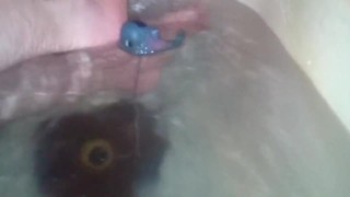 Артем сосет сам себе дрочит ногами лижет ноги в ванной self suck autofellatio self footjob