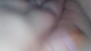 Blondiebangs rubs her wet pussy and plays with her butt plug
