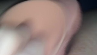 Blondiebangs plays with her pussy
