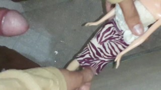 Ejercitando mi polla (por debajo de su falda)