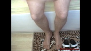 Nylonjunge zieht seine Strumpfhose am Morgen an
