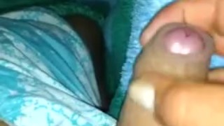 Hombre se masturba en su habitación