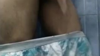 Hombre se masturba en el baño