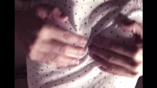 【じらしチクニー】ノーブラでリラックスしてたらムラムラしてちくびが勃ちました Japanese nipple masturbation touch on the clothe