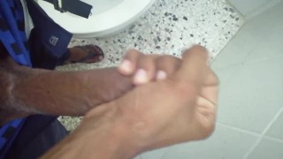 Una rica paja con una verga grande. 