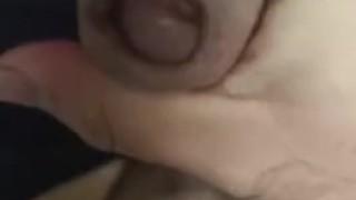 Hombre se masturba en la habitación