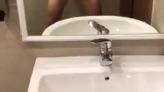 露出　オナニー トイレ 巨根 　射精