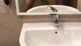 露出　オナニー トイレ 巨根 　射精