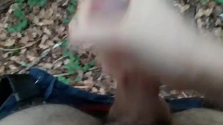 Je me branle dans les bois en sortant du bus pour ses salopes