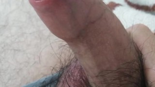 Masturbandome con las fotos que me envía mi novia