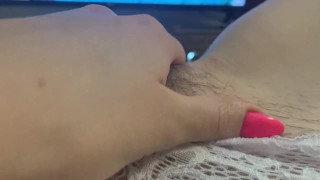 Трогаю волосатую пизду