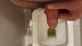 Парень ссыт перед сном и теребит свой член.